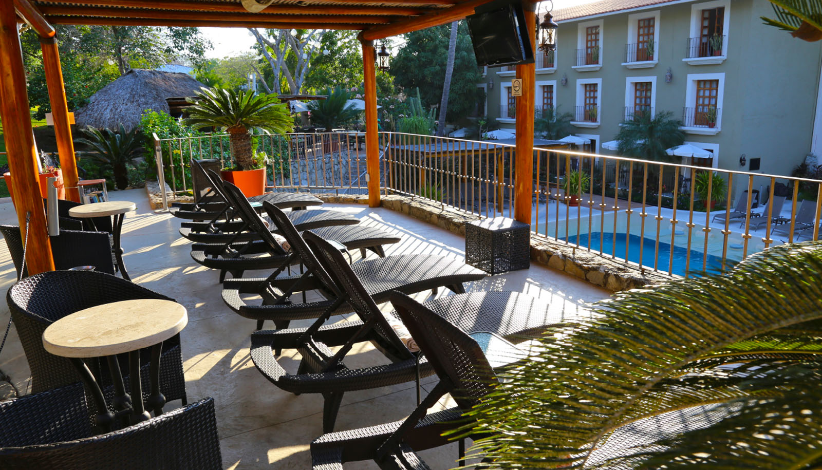 hotel binniguenda huatulco swimming pool amenities services pool lounge chairs