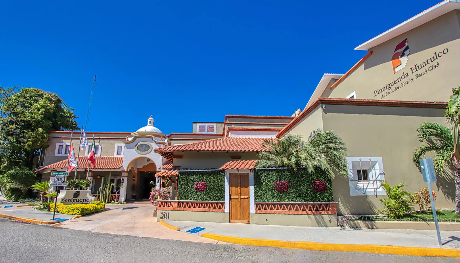 hotel binniguenda huatulco recepcion bienvenida hostes telefono reservar hospedaje playa